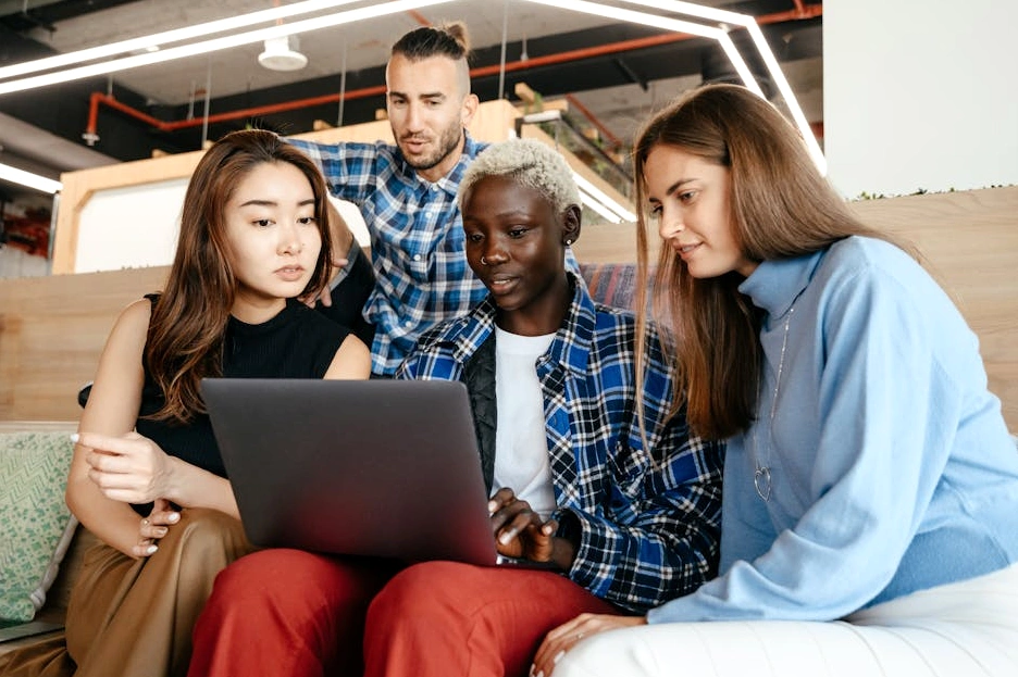 Tým spolupracující na projektu a prezentující výsledky.